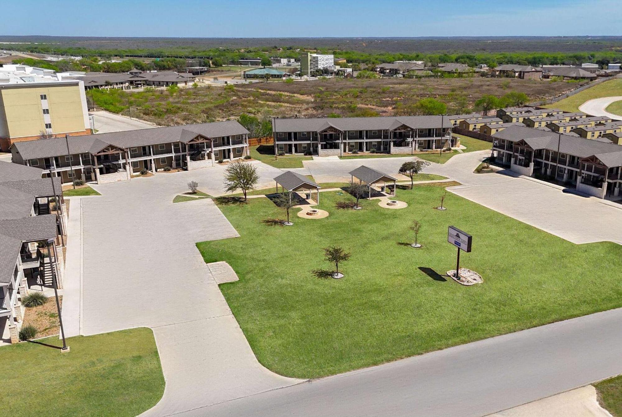 Eagle'S Den Suites Cotulla A Travelodge By Wyndham Ngoại thất bức ảnh