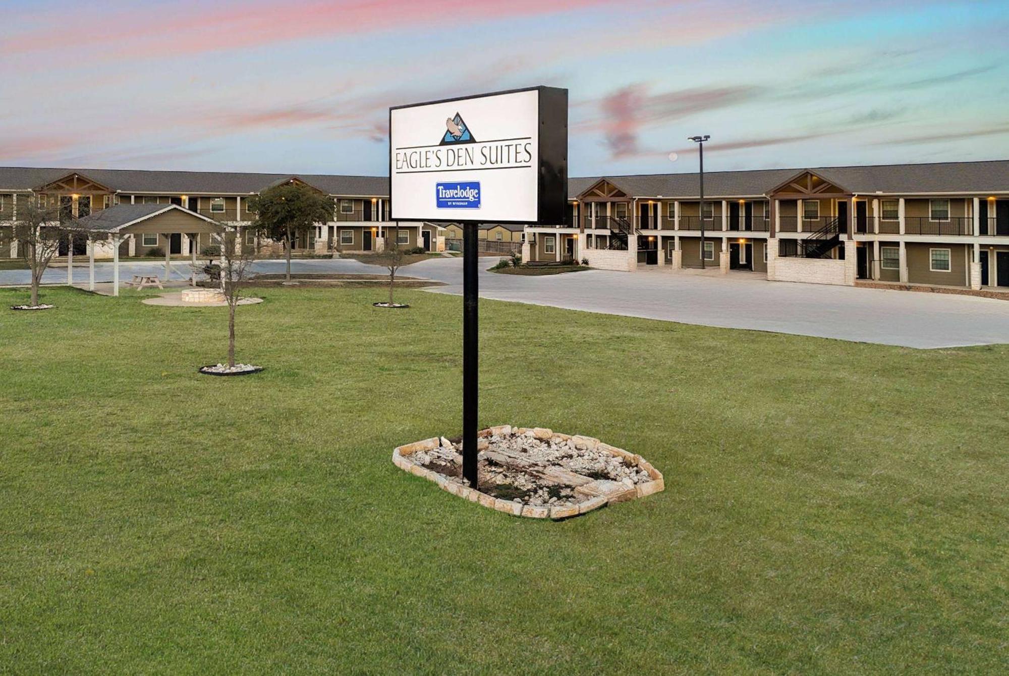 Eagle'S Den Suites Cotulla A Travelodge By Wyndham Ngoại thất bức ảnh